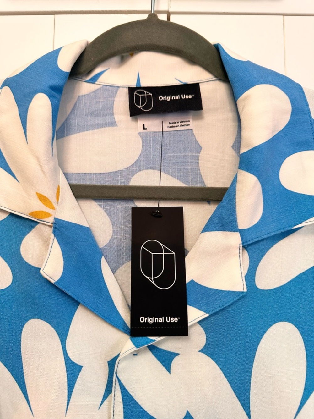 Men’s Printed Button-Down Shirt Blue with White Daisies Sz LG NEW! - Picture 3 of 4
